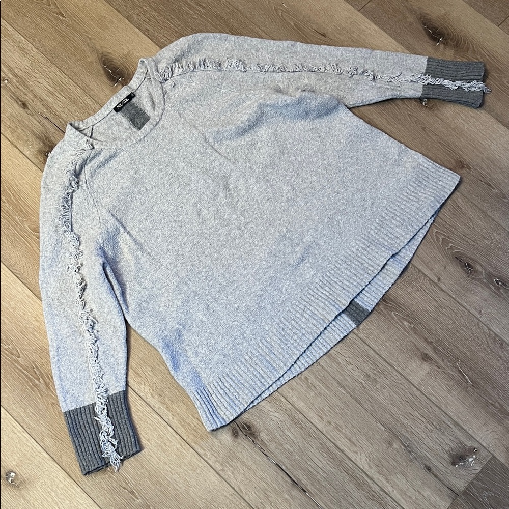 NIC+ZOE ~ gray crew sweater, cotton/yak blend, fringe sleeve, great condition!